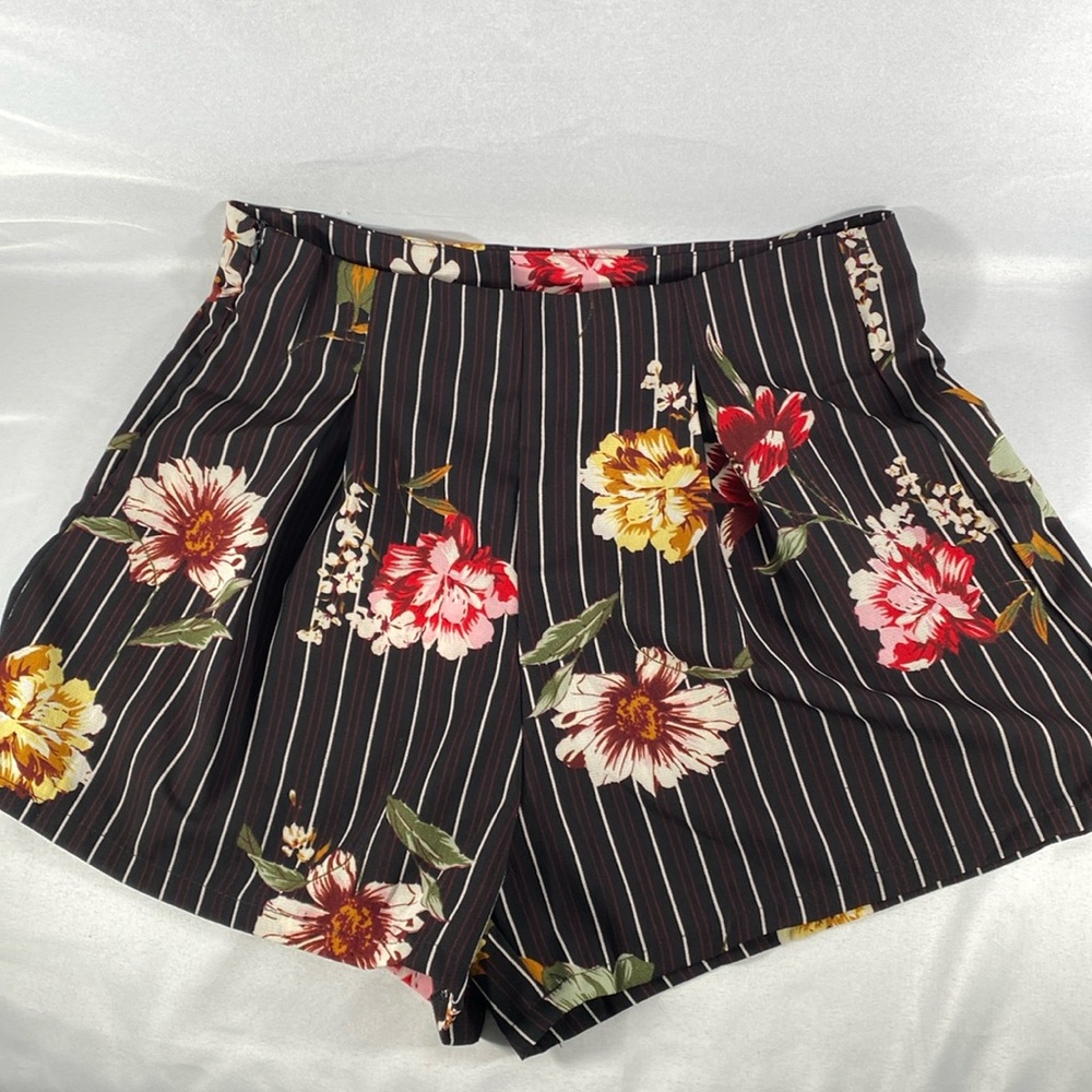 High waisted girlie shorts.  Classic preppy beach summer bbq medium